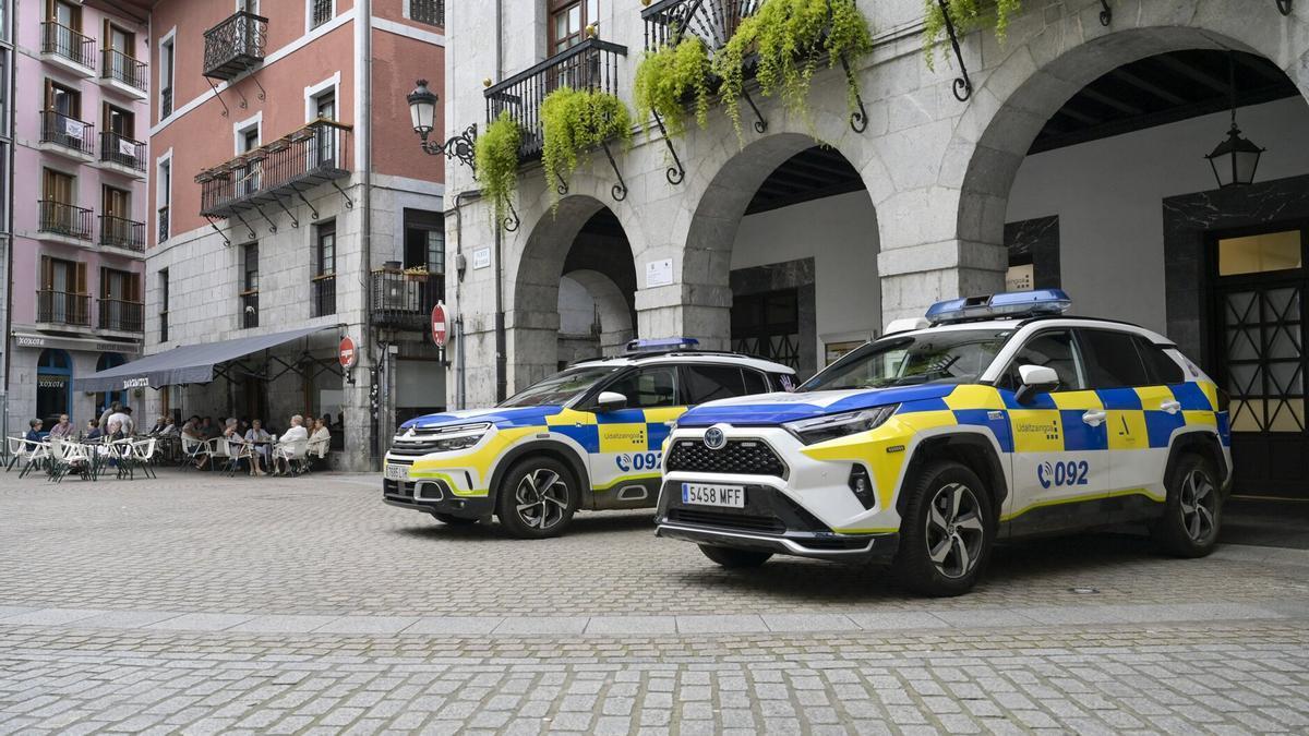 Vehiculos de la Policía Municipal estacionados frente a las dependencias de la comisaría.