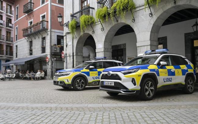 Vehiculos de la Policía Municipal estacionados frente a las dependencias de la comisaría.