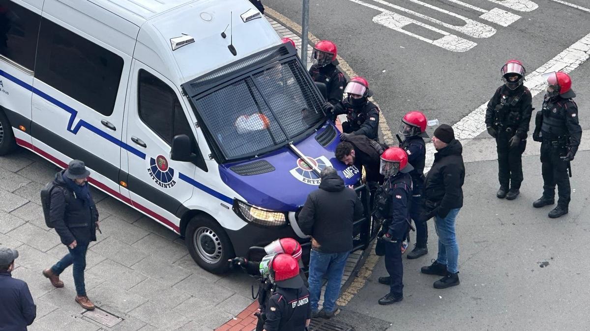 La Etzaintza identifica a un hincha de la Roma durante los incidentes previos al partido disputado este jueves entre el Athletic Club y A.S. Roma