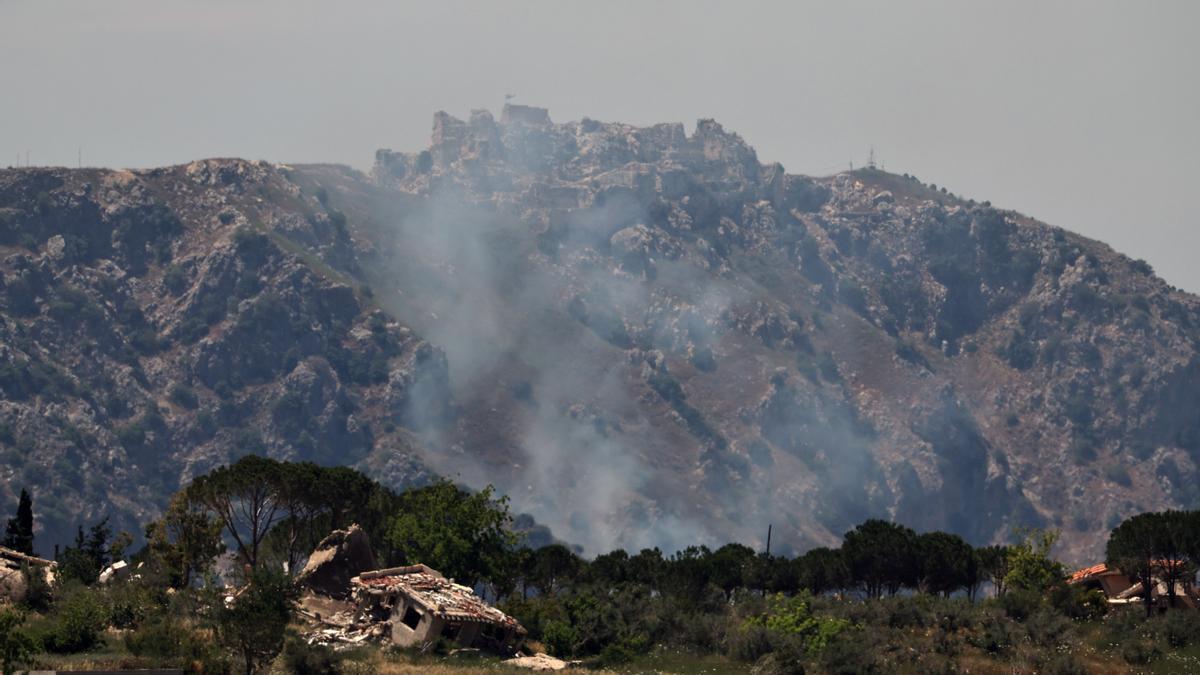 El humo se eleva tras un ataque israelí en el sur del Líbano.