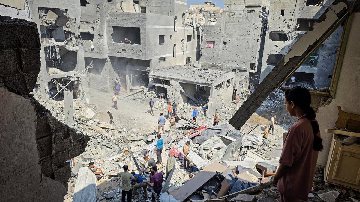 Palestinos inspeccionan los daños por un bombardeo perpetrado el 9 de octubre de 2026 por Israel contra Jan Yunis, en el sur de la Franja de Gaza