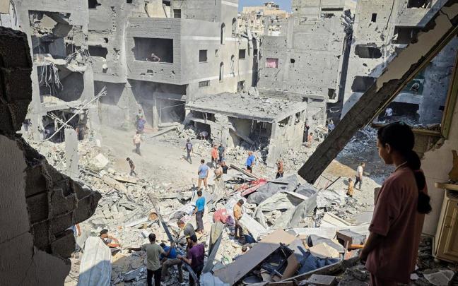 Palestinos inspeccionan los daños por un bombardeo perpetrado el 9 de octubre de 2026 por Israel contra Jan Yunis, en el sur de la Franja de Gaza