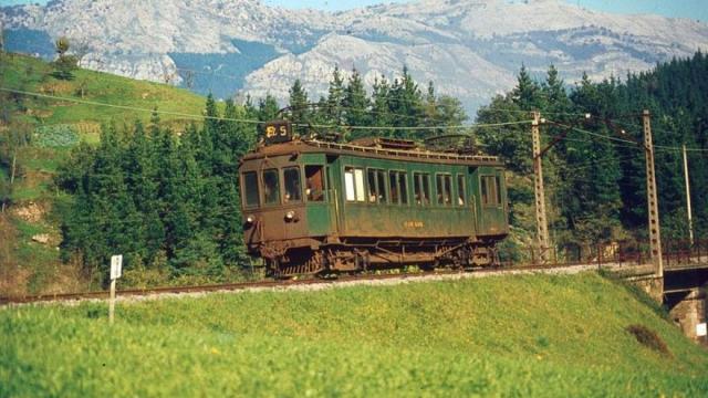 Urolako Trena, atzean Izarraitz duela.