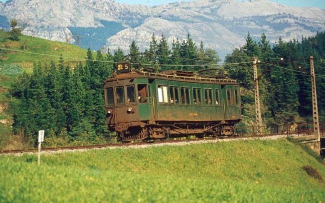 Urolako Trena, atzean Izarraitz duela.