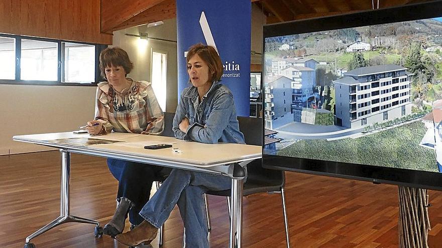 Nagore Alkorta y Leire Goenaga presentaron ayer el proyecto de Santutxo.