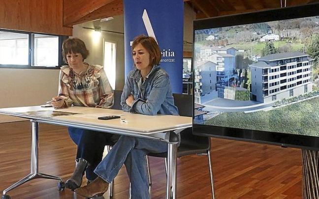 Nagore Alkorta y Leire Goenaga presentaron ayer el proyecto de Santutxo.