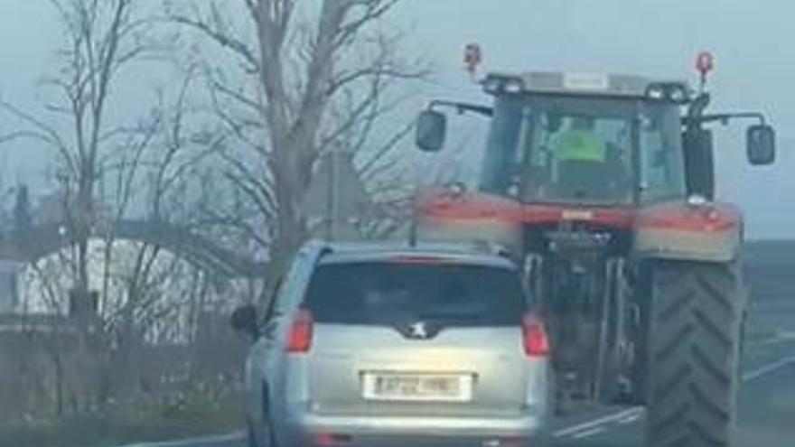 Un vehículo intenta adelantar a un tractor en una carretera navarra