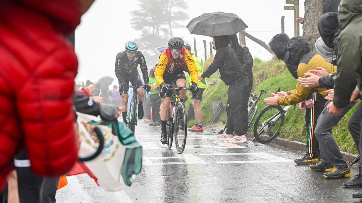 Ion Izagirre y Pello Bilbao, en sus últimas pedaladas en la Itzulia.