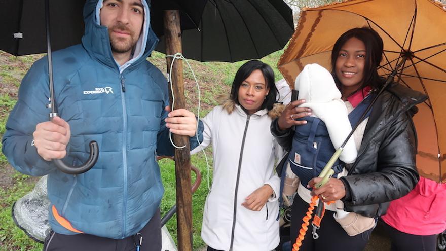 Una familia, instantes antes de plantar el árbol.