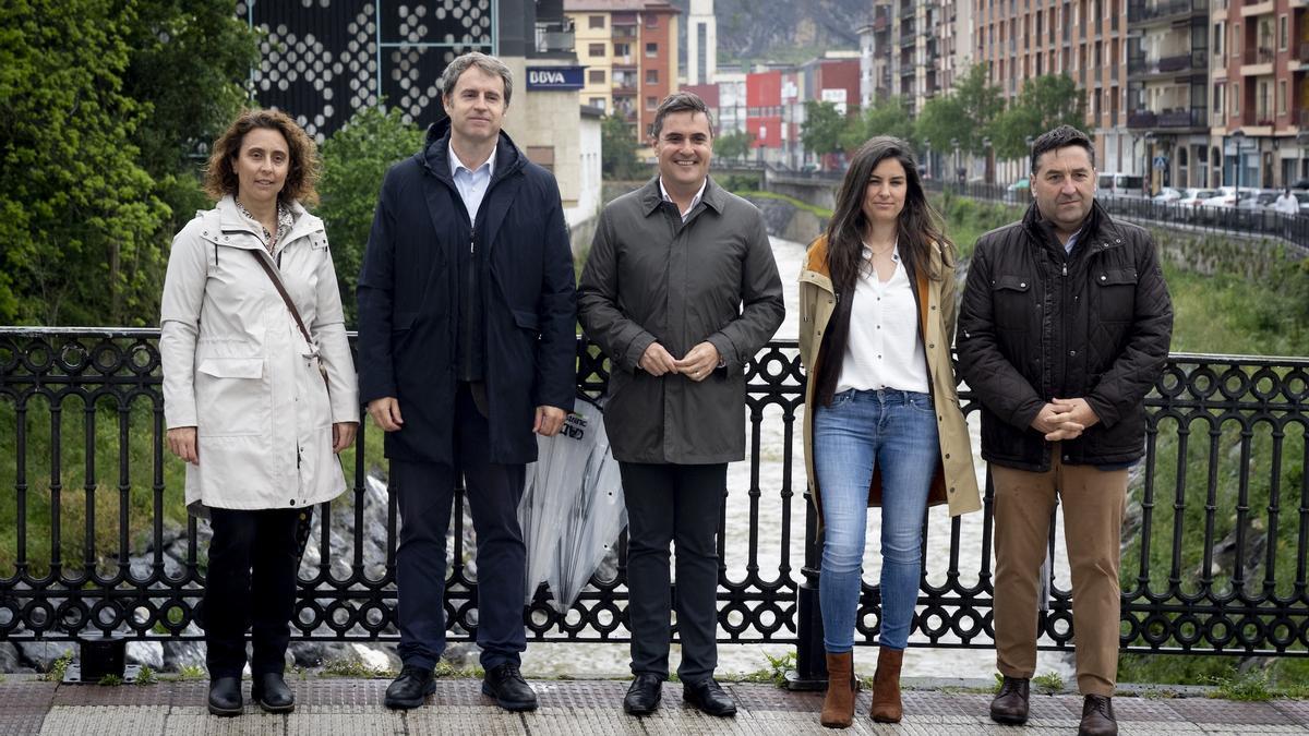 Representantes institucionales en el Puente Elizalde en Laudio