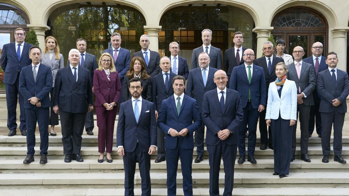 El lehendakari Pradales, con los 21 embajadores de la Unión Europea que han visitado Ajuria Enea a petición de Dinamarca