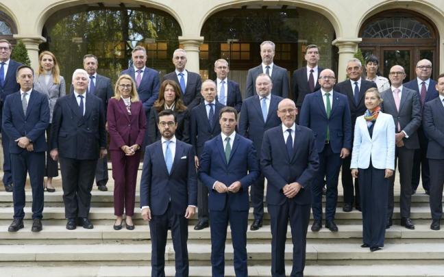 El lehendakari Pradales, con los 21 embajadores de la Unión Europea que han visitado Ajuria Enea a petición de Dinamarca