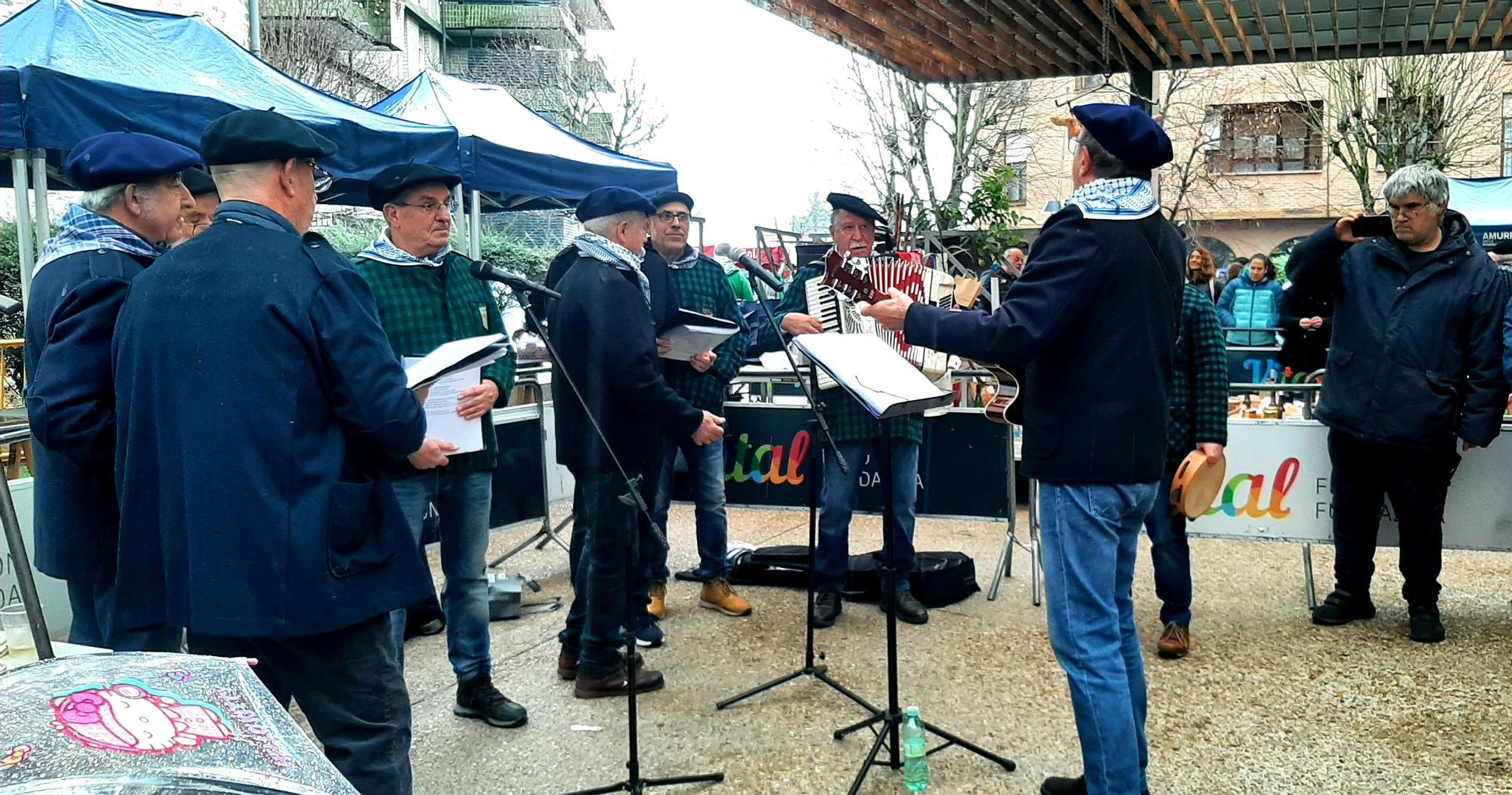 Otxote Ugarte amenizando los momentos previos a la subasta