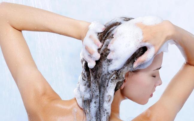 Una mujer con el cabello lleno de espuma. Una mujer con el cabello lleno de espuma.