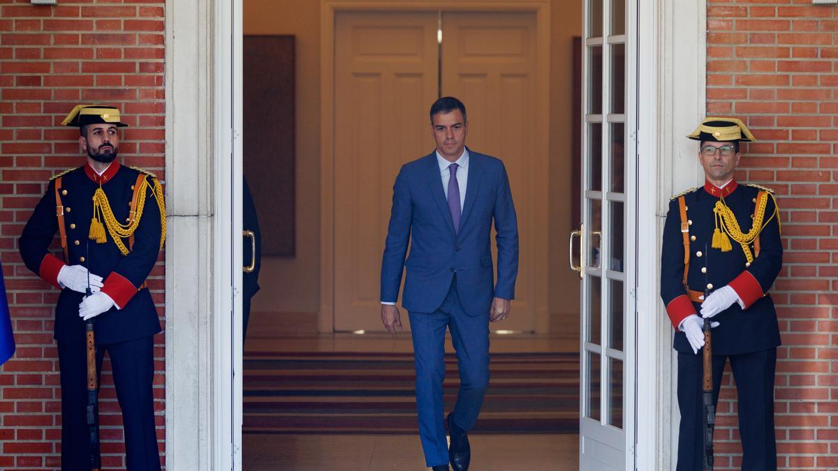 Pedro Sánchez saliendo de La Moncloa.