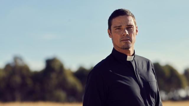 Imagen del actor Jay Ryan interpretando al sacerdote de la serie Byron Swift.
