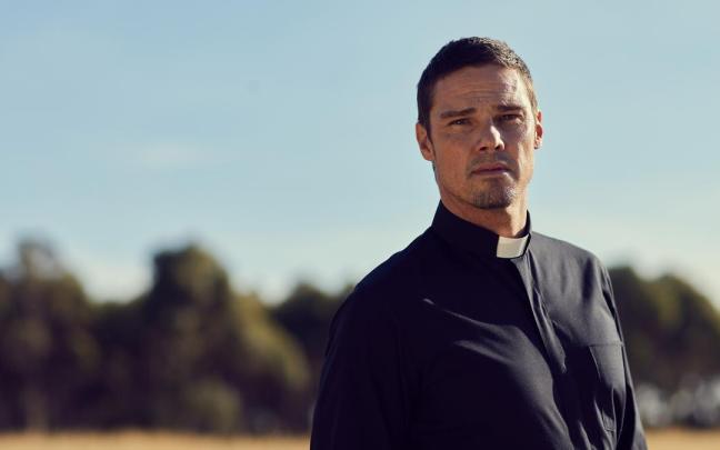 Imagen del actor Jay Ryan interpretando al sacerdote de la serie Byron Swift.