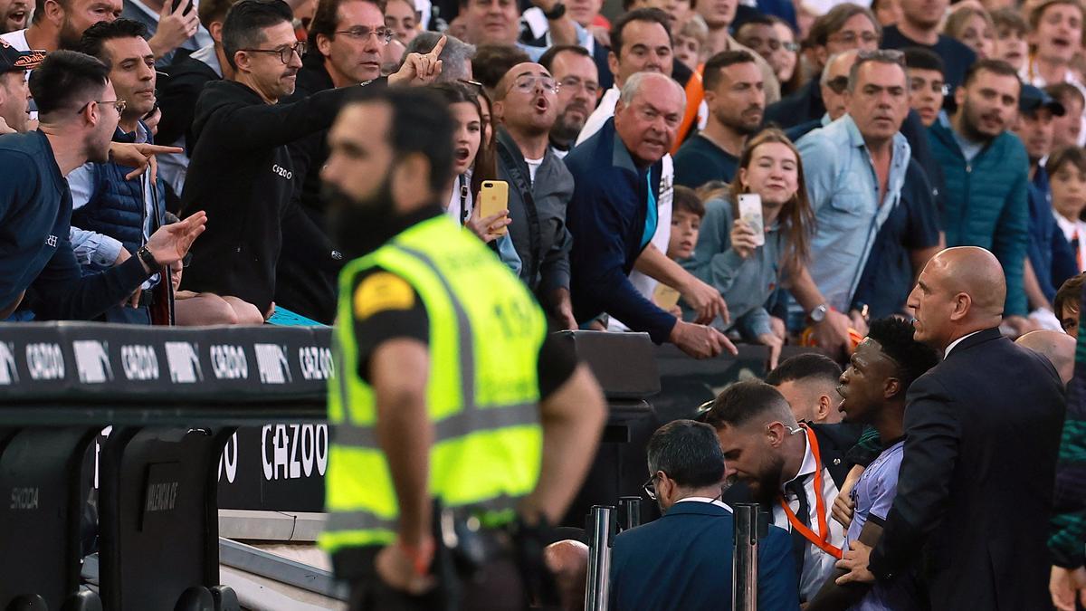 Aficionados se encaran con Vinicius en Mestalla.
