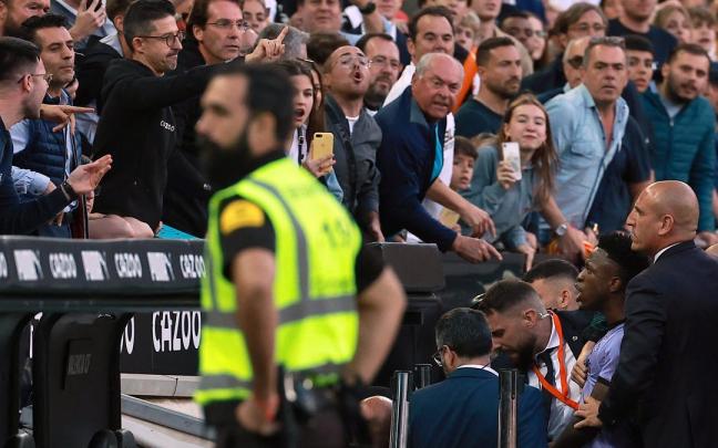 Aficionados se encaran con Vinicius en Mestalla. Aficionados se encaran con Vinicius en Mestalla.