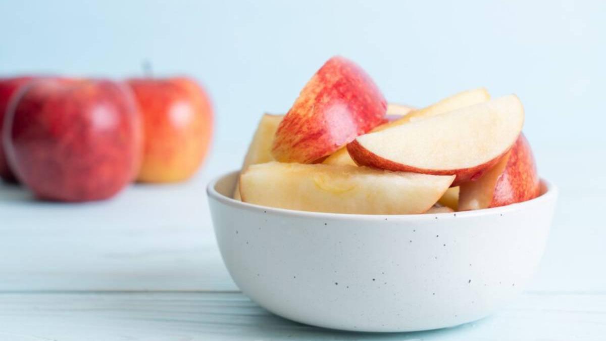 Bol con manzana cortada