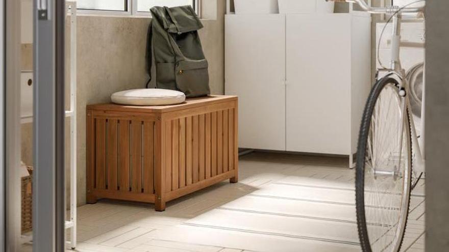 Imagen del baúl con tinte marrón claro Nammaro de Ikea