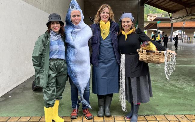 Unos amigos representando el mundo de los pescadores en el Mozorro Eguna de Lazkao / Eider Cáceres Ayestaran Unos amigos representando el mundo de los pescadores en el Mozorro Eguna de Lazkao