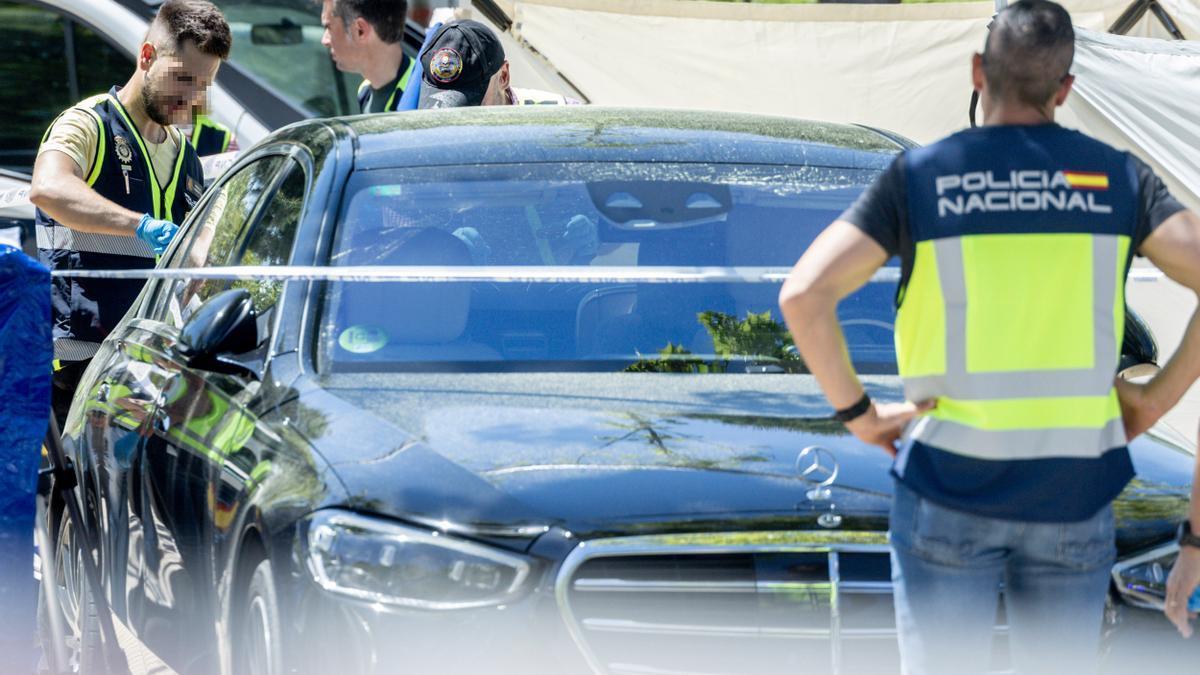 Agentes de la Policía Científica trabajan junto al vehículo de Portnov tras el crimen.