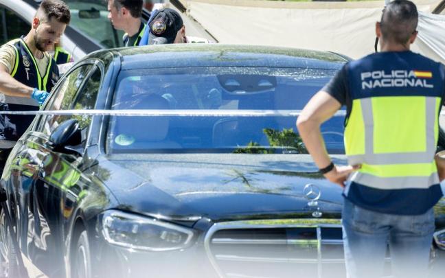 Agentes de la Policía Científica trabajan junto al vehículo de Portnov tras el crimen.