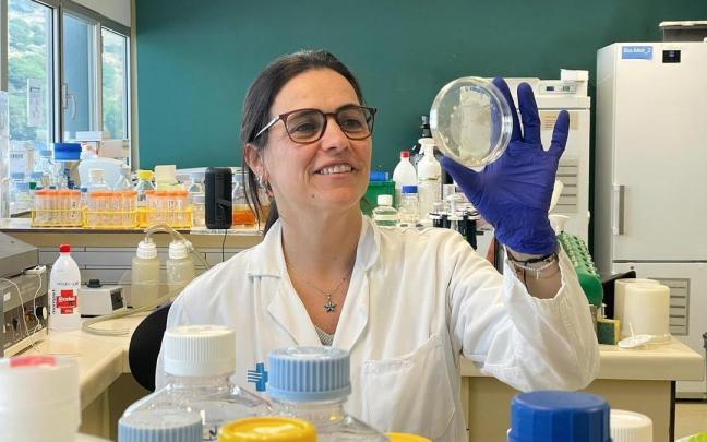 Profesional en el laboratorio de IrsiCaixa.