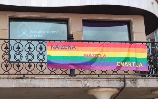 Bandera LGTBIQ+ en la Emakumeen Etxea de Zarautz. / N.G. Bandera LGTBIQ+ en la Emakumeen Etxea de Zarautz.
