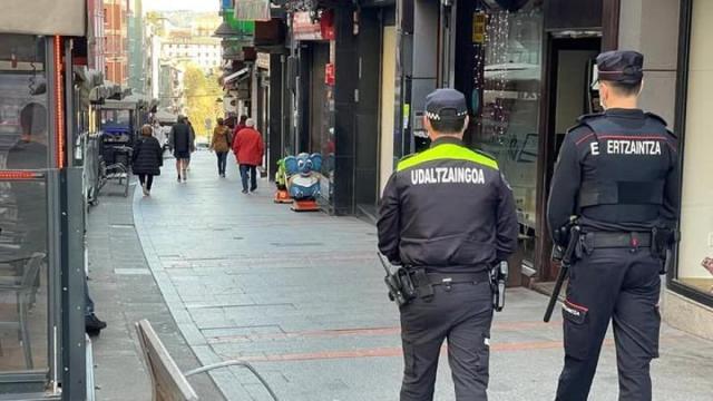 Agentes de la Policía Local de Basauri y de la Estzaintza patrullando por las calles de la localidad / Ayuntamiento de Basauri Agentes de la Policía Local de Basauri y de la Estzaintza patrullando por las calles de la localidad