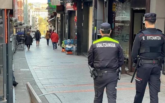 Agentes de la Policía Local de Basauri y de la Estzaintza patrullando por las calles de la localidad