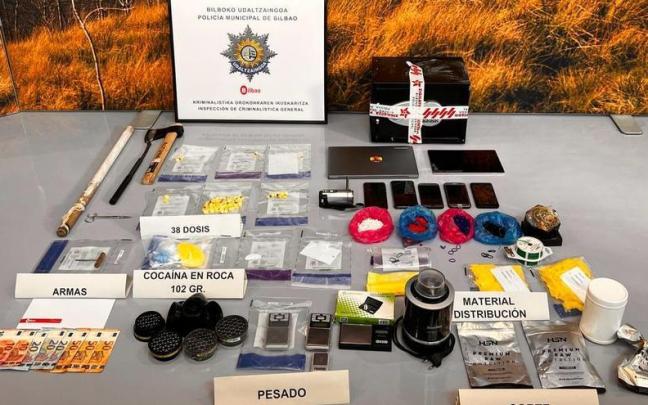 Imagen de la droga, material de distribución y armas incautados en la operación desarrollada en Bilbao. Imagen de la droga, material de distribución y armas incautados en la operación desarrollada en Bilbao.