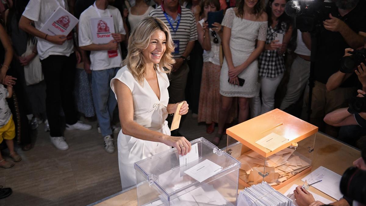 Yolanda Díaz ejerce su derecho a voto en la Escuela Técnica Superior de Ingenieros de Minas y Energía de la UPM, Madrid.