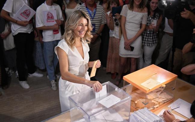 Yolanda Díaz ejerce su derecho a voto en la Escuela Técnica Superior de Ingenieros de Minas y Energía de la UPM, Madrid.