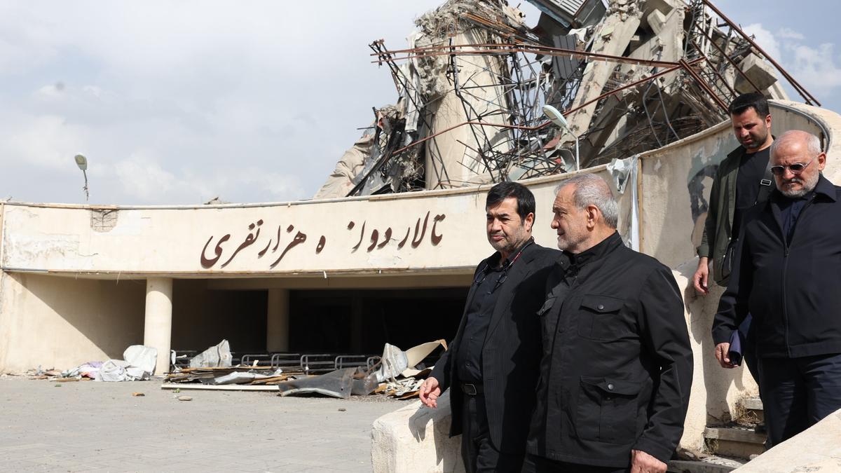 El presidente iraní, Masoud Pezeshkian, visita un edificio dañado tras un ataque al oeste de Teherán.