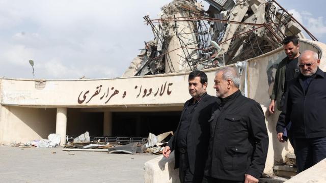 El presidente iraní, Masoud Pezeshkian, visita un edificio dañado tras un ataque al oeste de Teherán.