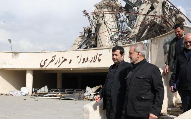 El presidente iraní, Masoud Pezeshkian, visita un edificio dañado tras un ataque al oeste de Teherán.