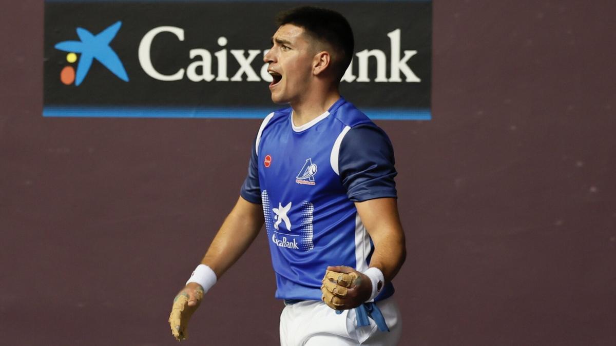 Debut de Ander Murua en el campo profesional de la mano de Aspe en el frontón Uarkape de Arrasate.