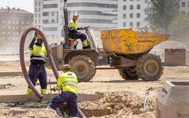 Trabajadores de la construcción durante su jornada laboral.