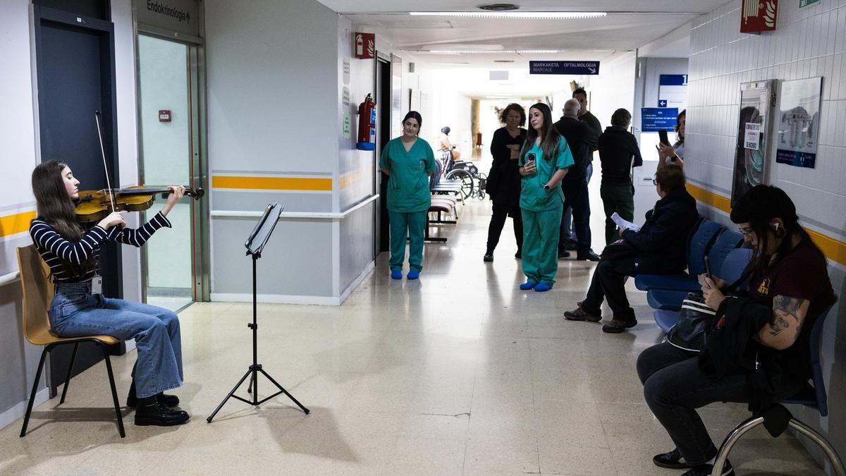 El personal sanitario disfruta también con las sesiones de música en directo