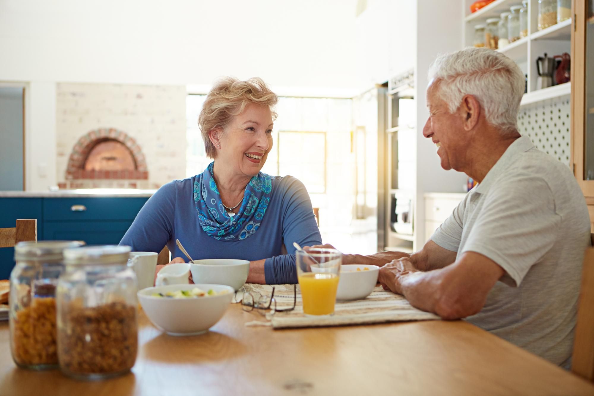 Una pareja de ancianos comparte un tranquilo desayuno en casa.
