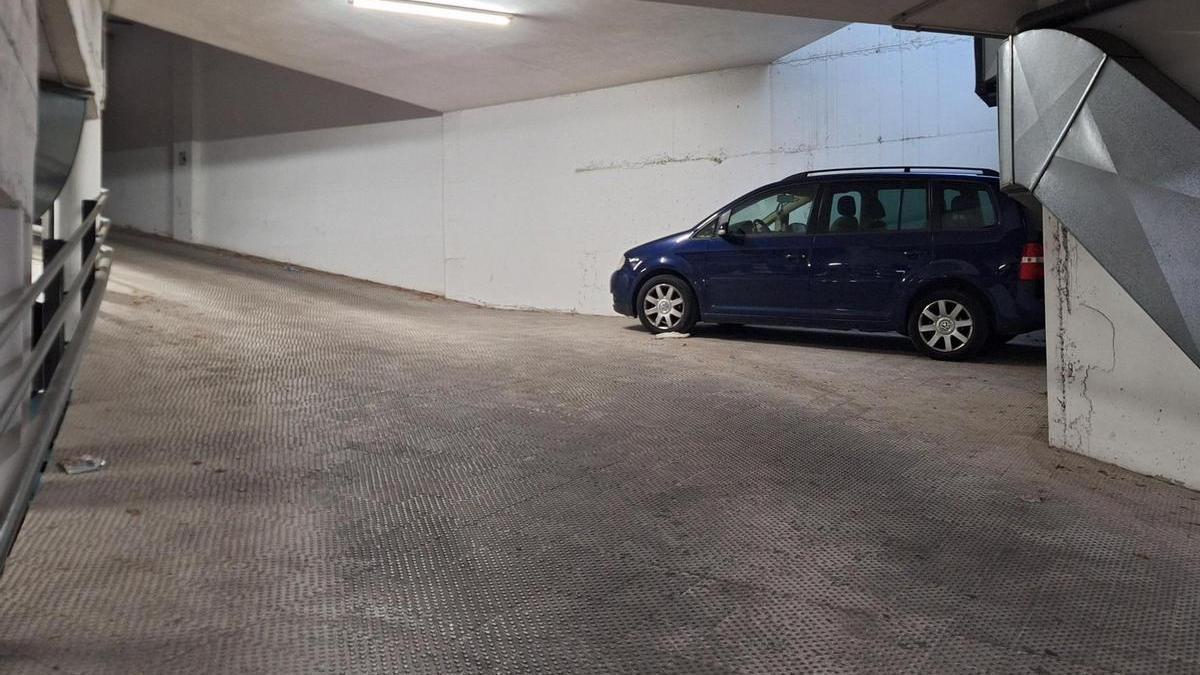 El coche, aparcado de la peor manera posible