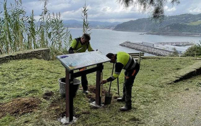 Trabajadores instalando un panel didáctico en el monte San Anton de Getaria.