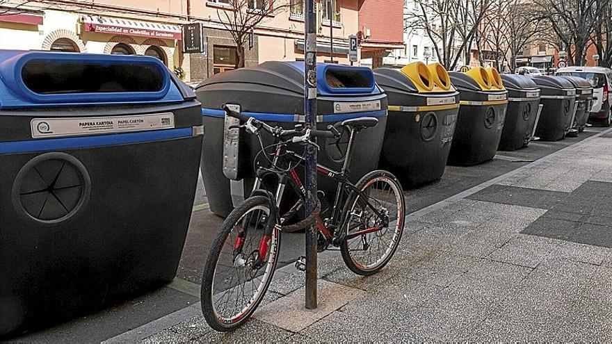 Isla de contenedores en la calle Badaia, que desde hace unos días cuenta con dos contenedores azules, dos amarillos y dos grises. | FOTO: ALEX LARRETXI