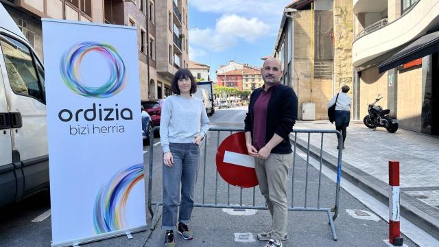 Maitane Álvarez y Adur Ezenarro junto a la calle de Ordizia que se cerrará / Eider Cáceres Ayestaran Maitane Álvarez y Adur Ezenarro junto a la calle de Ordizia que se cerrará