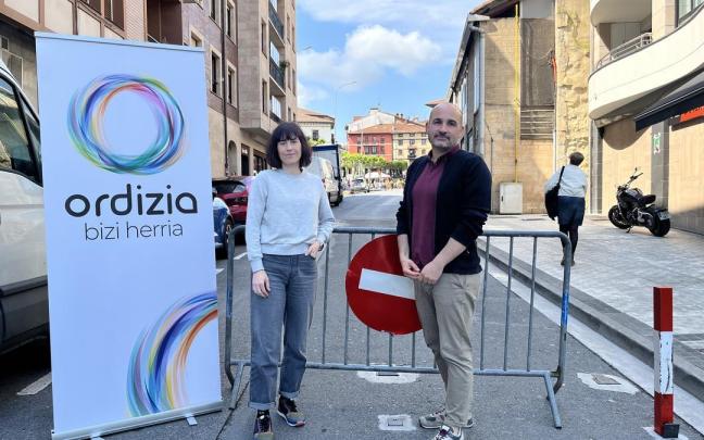 Maitane Álvarez y Adur Ezenarro junto a la calle de Ordizia que se cerrará / Eider Cáceres Ayestaran Maitane Álvarez y Adur Ezenarro junto a la calle de Ordizia que se cerrará