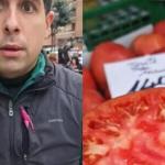 Yeray, un frutero de Bilbao que muestra un buen tomate que podemos comer este invierno.