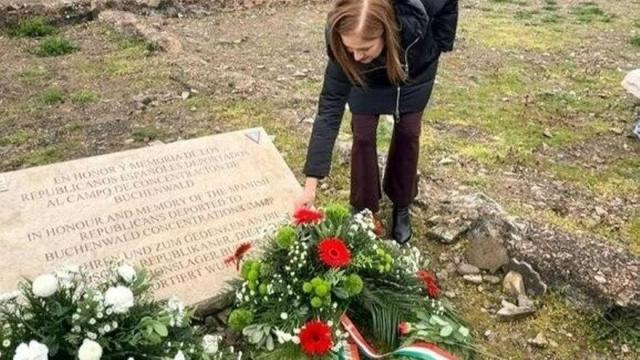 La consejera de Justicia y Derechos Humanos, María Jesús San José, deposita flores por los deportados vascos y españoles donde estuvo el campo de concentración de Buchenwald, el pasado abril