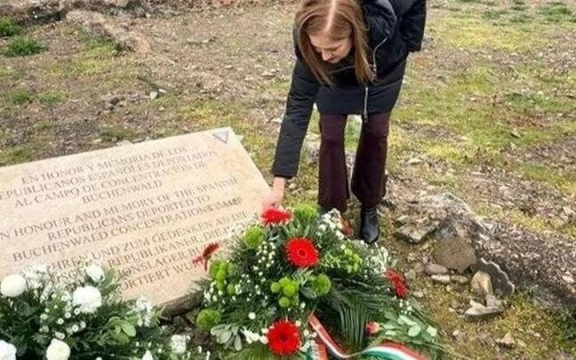 La consejera de Justicia y Derechos Humanos, María Jesús San José, deposita flores por los deportados vascos y españoles donde estuvo el campo de concentración de Buchenwald, el pasado abril